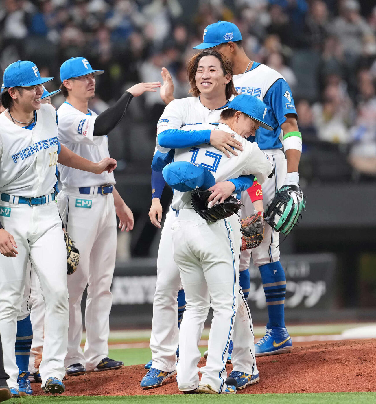 3月31日、ロッテ戦でノーヒットノーランを達成し笑顔の日本ハム細野