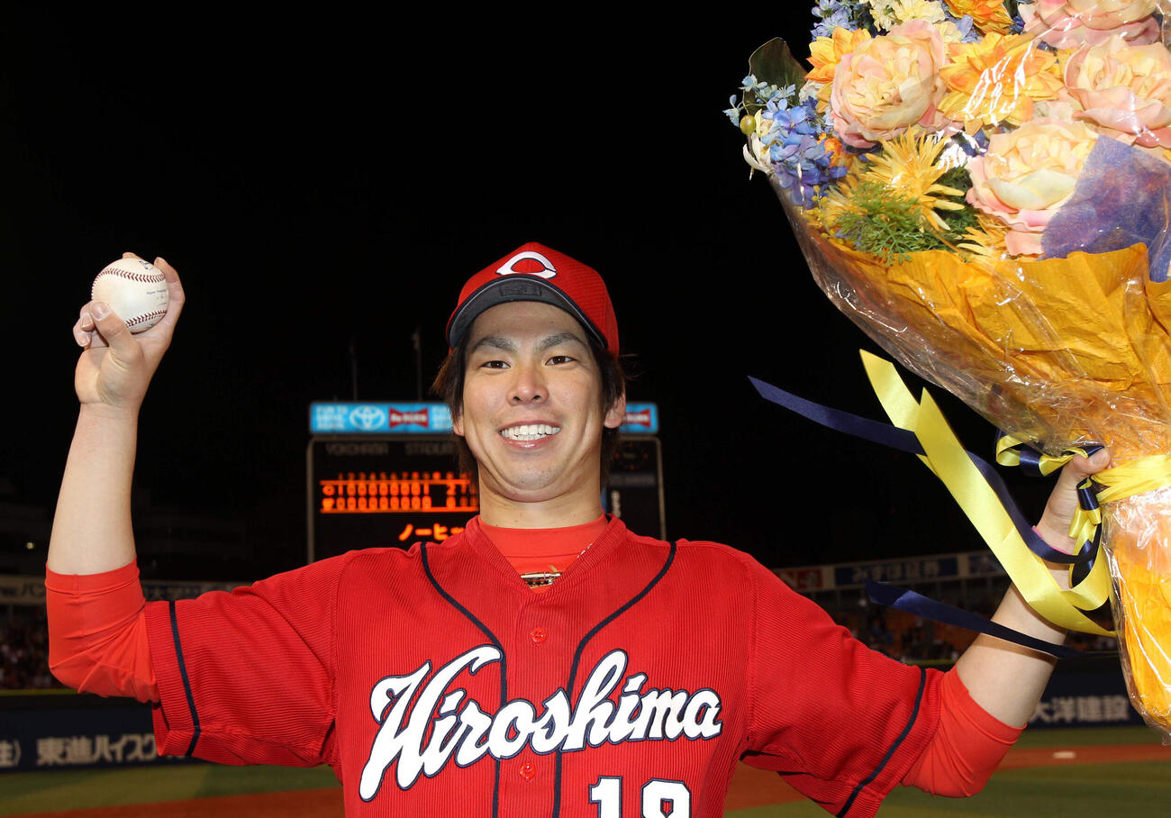 2012年4月6日、DeNA対広島でノーヒットノーランを達成し、ウイニングボールと花束を手に笑顔の前田健太
