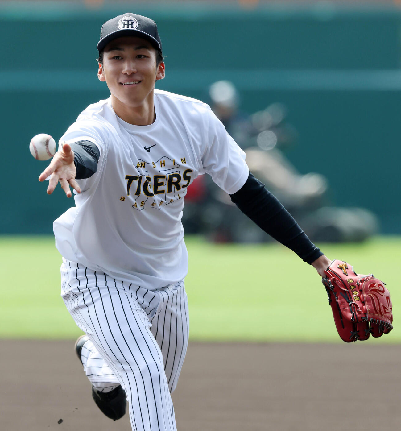 投内連係の練習でボールをトスする阪神茨木（撮影・加藤哉）