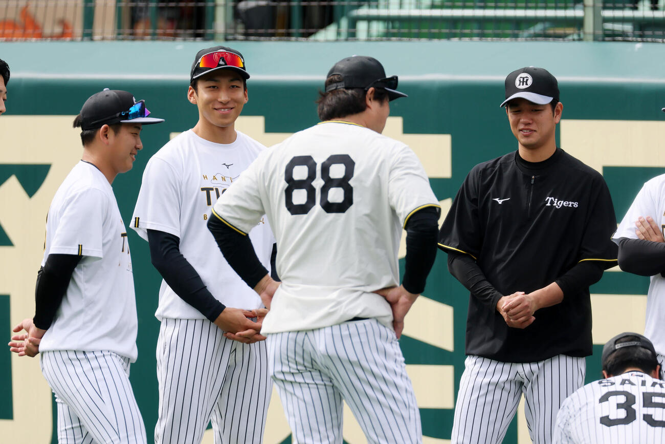 明るい表情を見せる阪神茨木。右は高橋、左は伊原（撮影・加藤哉）