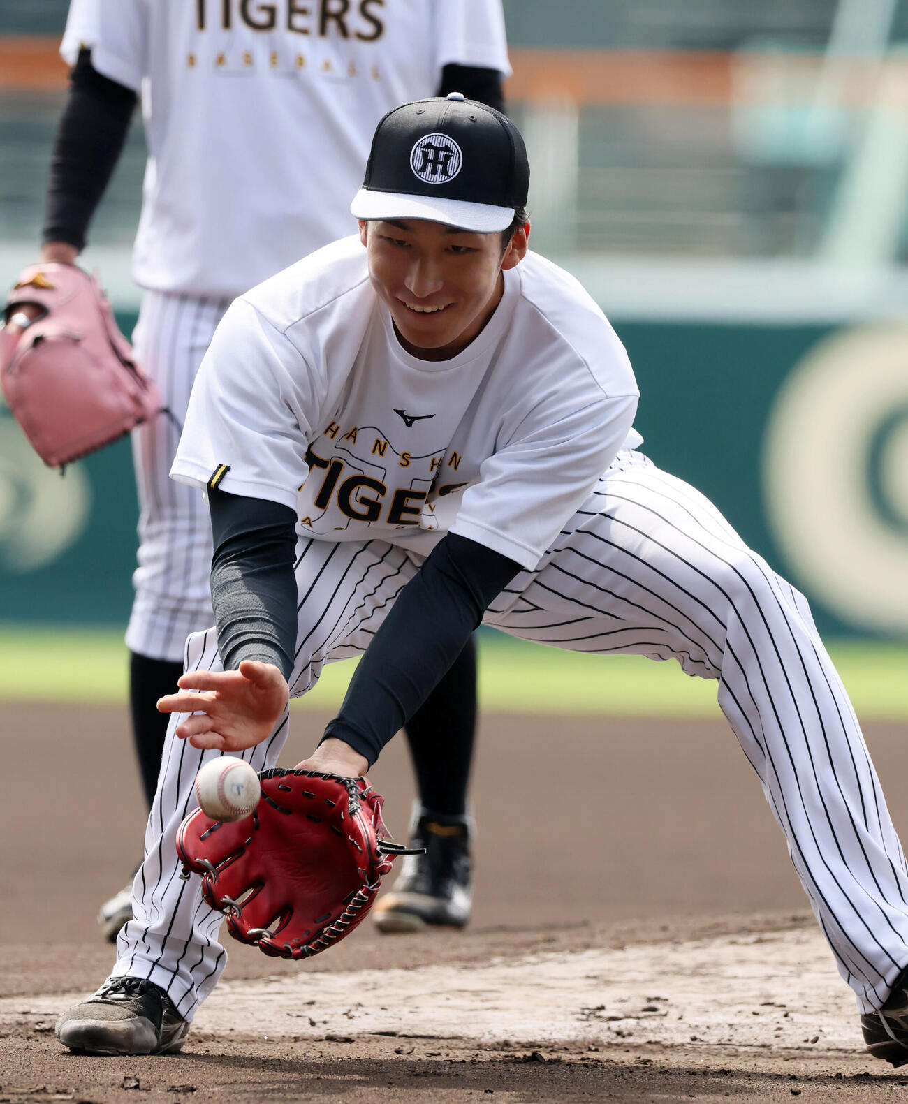 投内連係の練習でボールを捕球する阪神茨木（撮影・加藤哉）