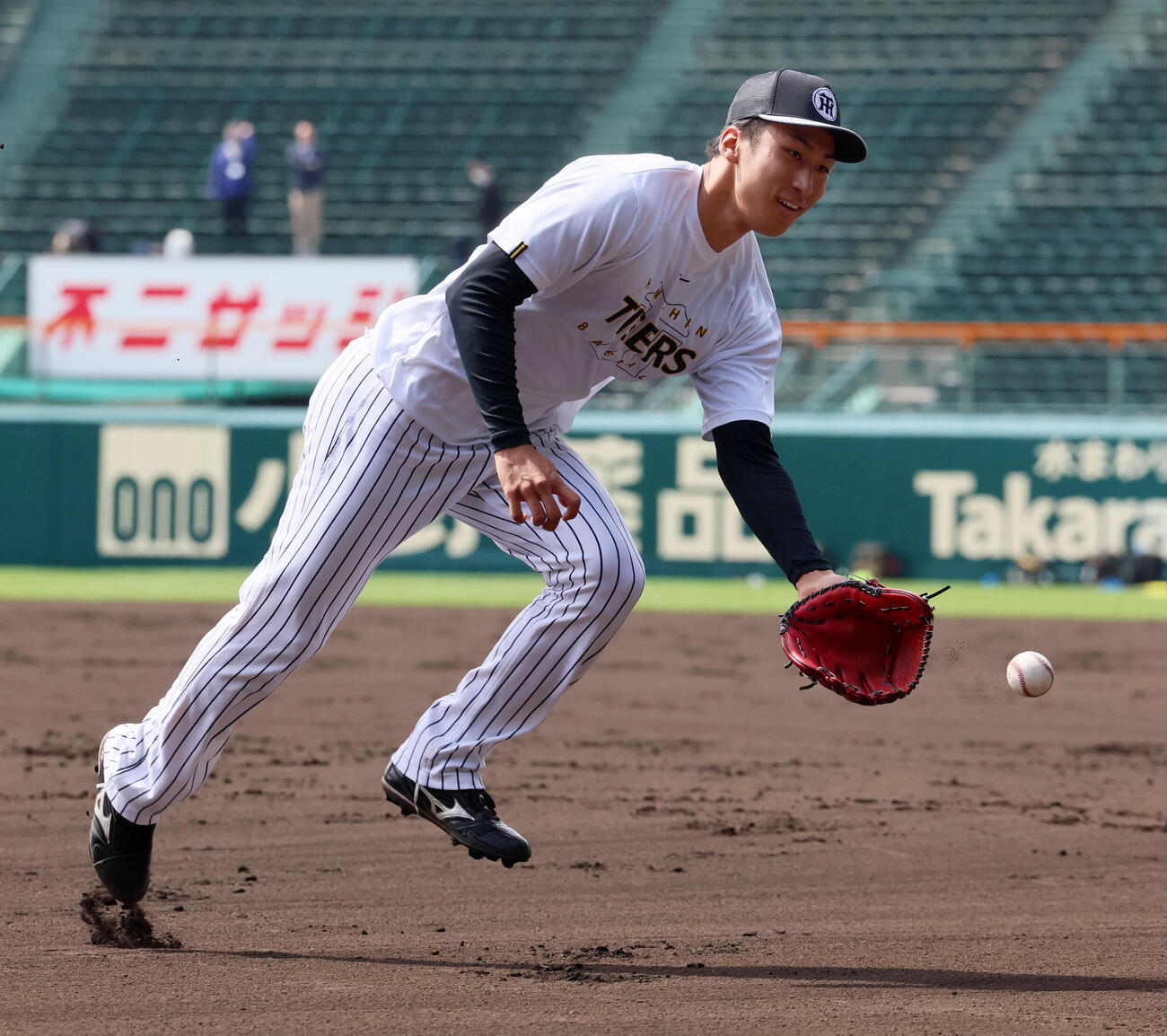 投内連係の練習で本塁へボールをトスする阪神茨木（撮影・加藤哉）