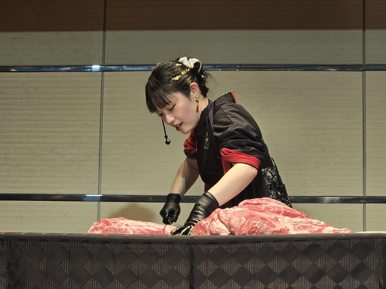 「JAPANESE WAGYU WORLD AUCTION」で精肉カットの技術を披露した渡辺麻莉夏さん（撮影・寺尾博和）