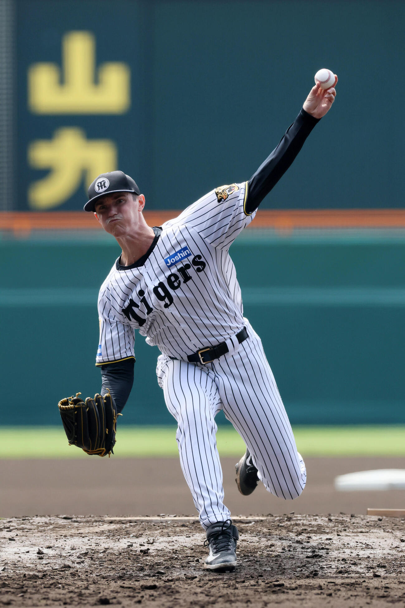 甲子園球場のマウンドから投球する阪神ルーカス（撮影・加藤哉）