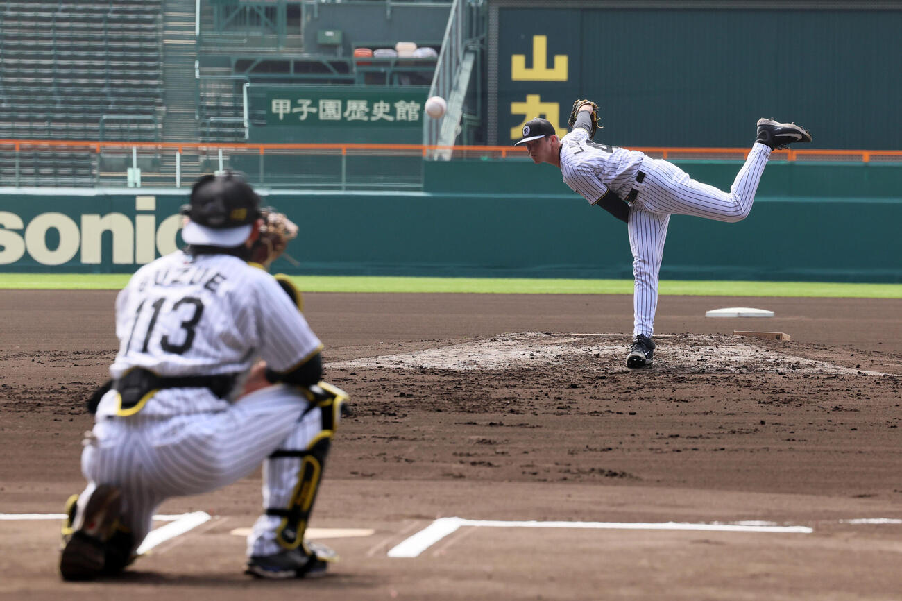 甲子園球場のマウンドから投球する阪神ルーカス（撮影・加藤哉）