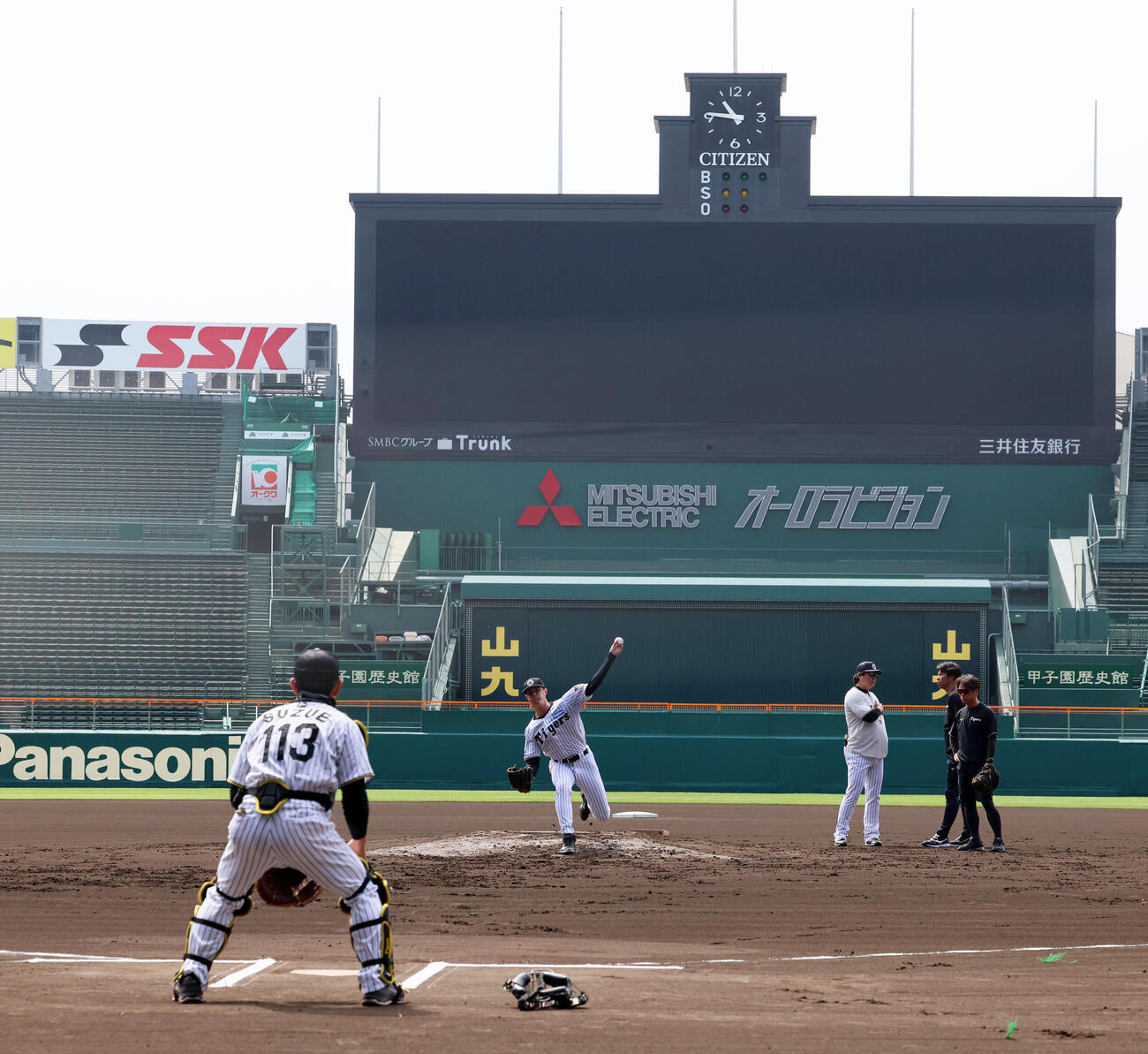 甲子園球場のマウンドから投球する阪神ルーカス（撮影・加藤哉）