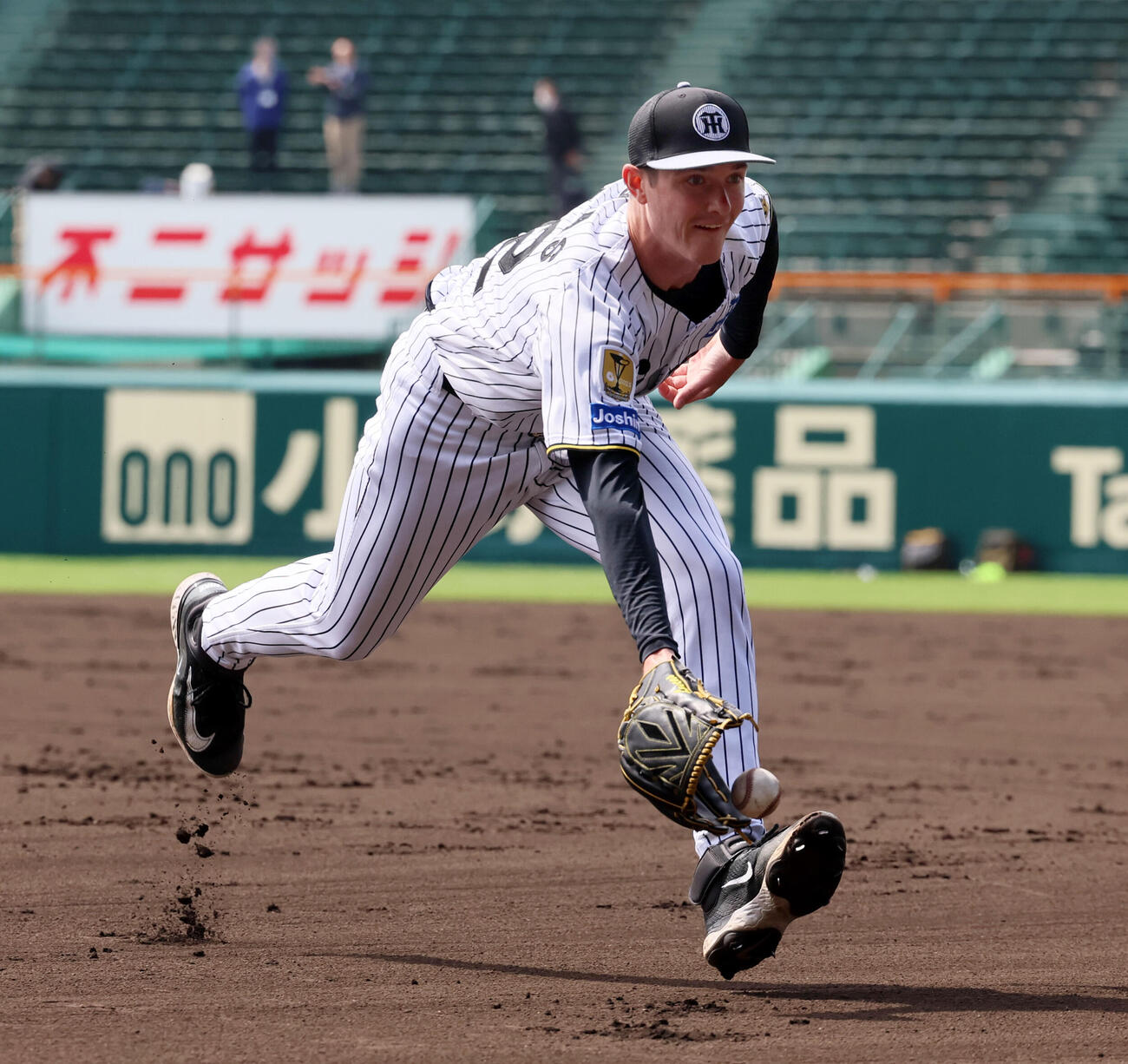 投内連係の練習で本塁へボールをトスする阪神ルーカス（撮影・加藤哉）