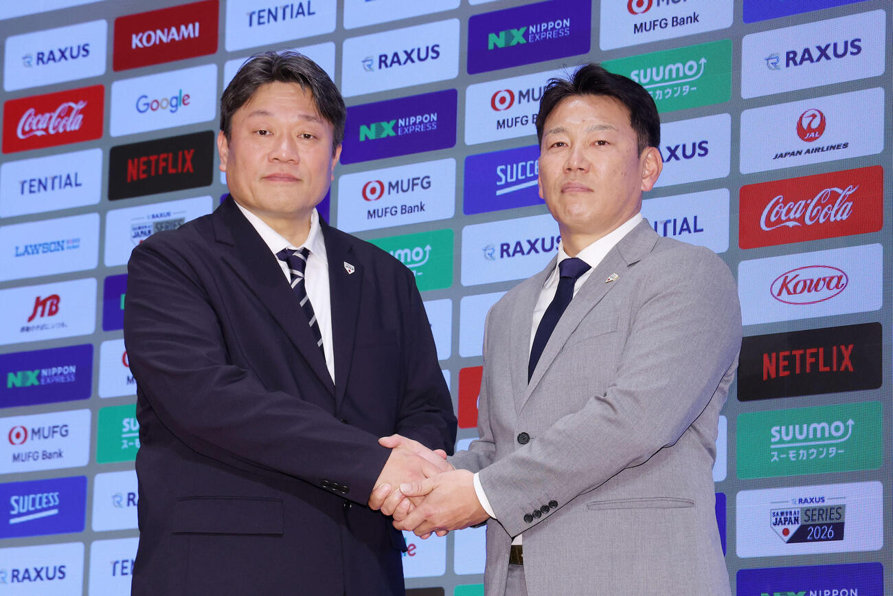 NPB中村勝彦事務局長（左）と侍ジャパン井端弘和監督（2026年1月撮影）
