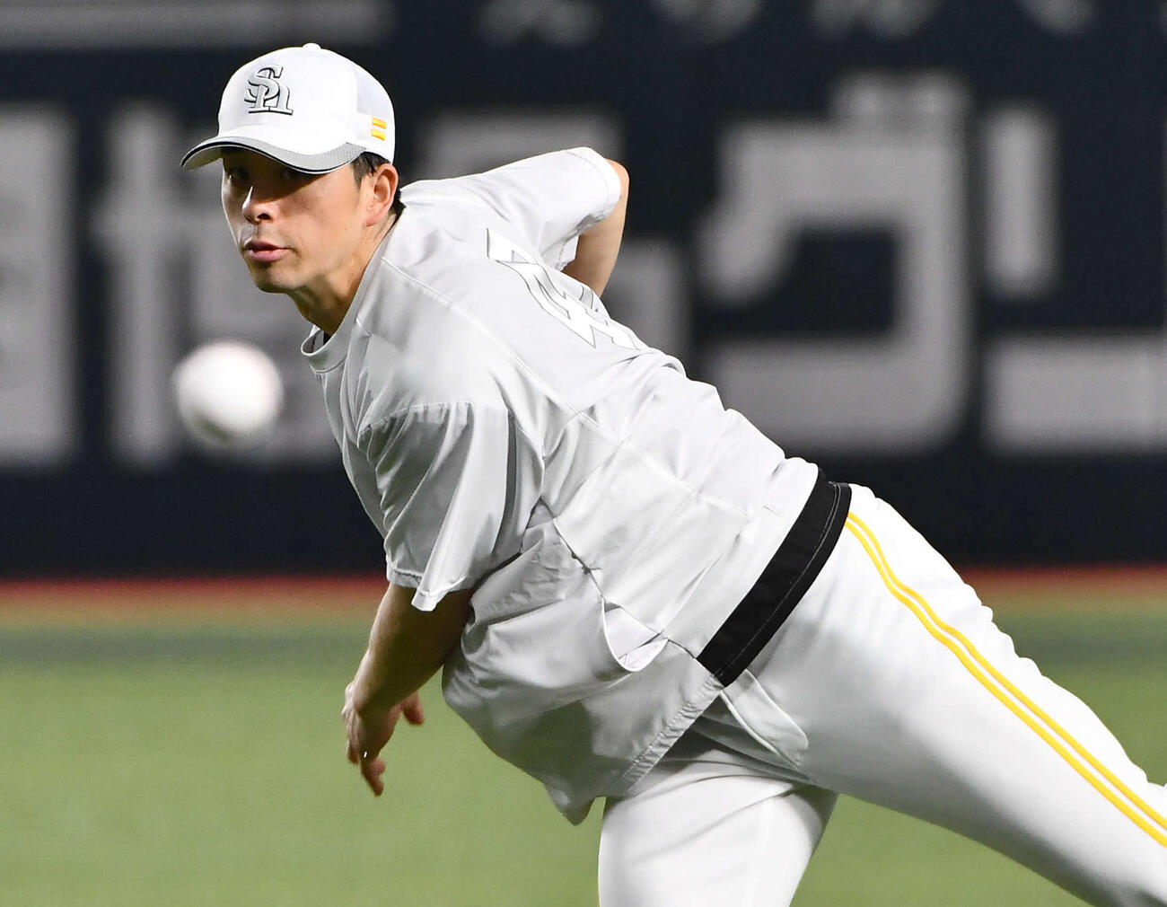 キャッチボールを行うソフトバンク大関（撮影・岩下翔太）