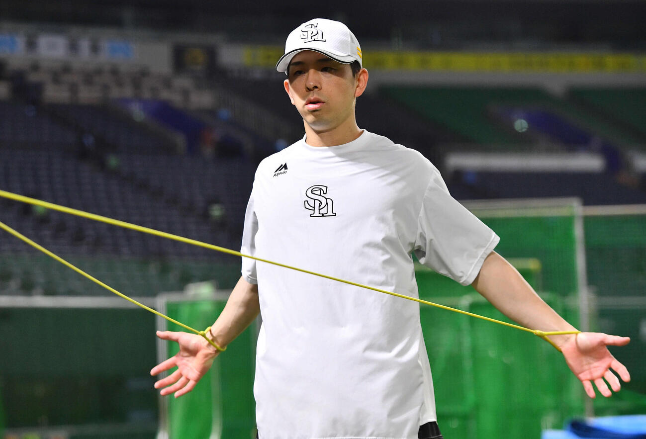 ゴムチューブでトレーニングを行うソフトバンク大関（撮影・岩下翔太）