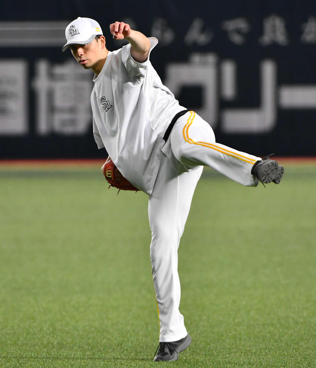 キャッチボールを行うソフトバンク大関（撮影・岩下翔太）