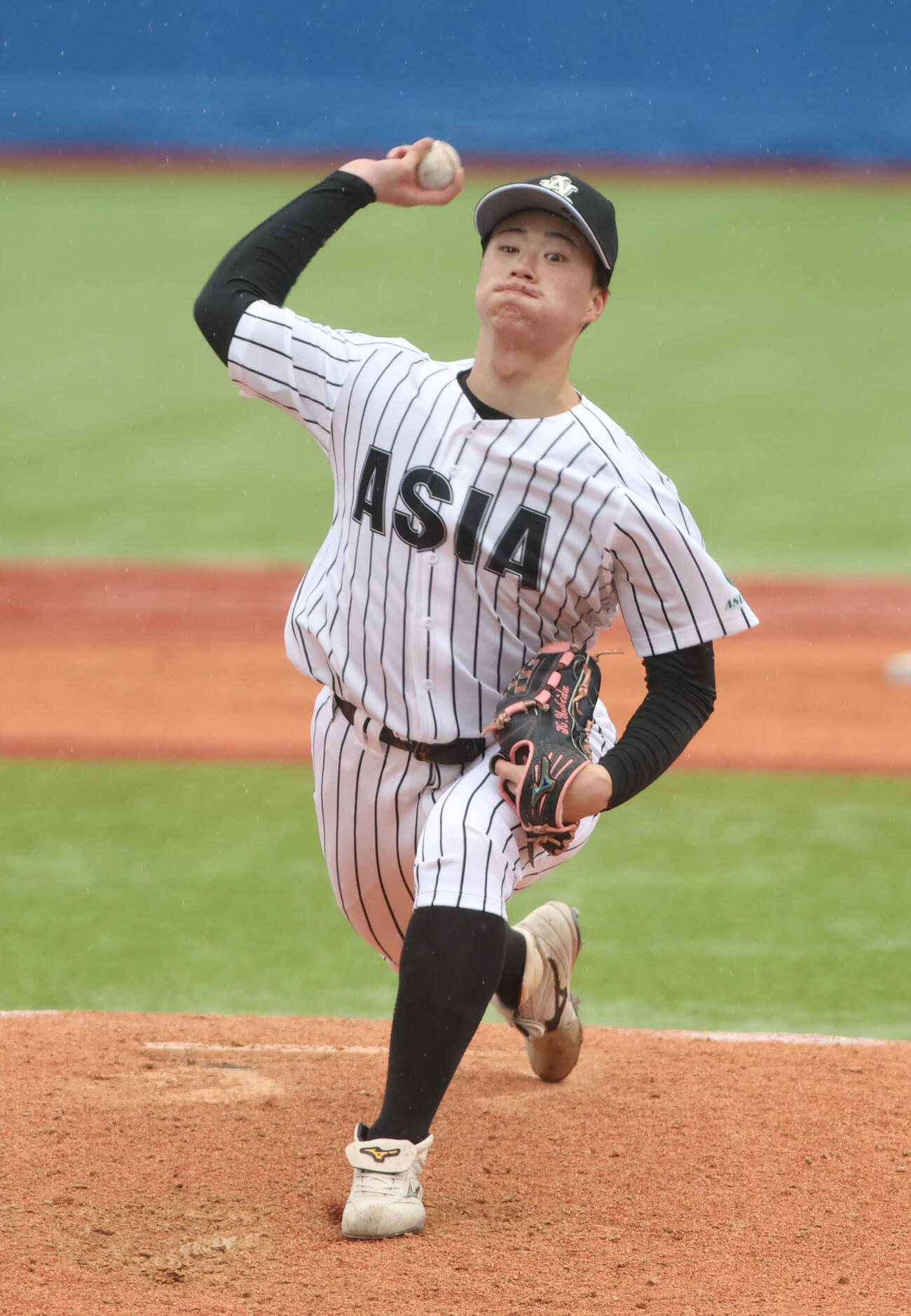 青学大対亜大　7回から登板したオリックス吉田輝星の弟の吉田大輝（撮影・柴田隆二）