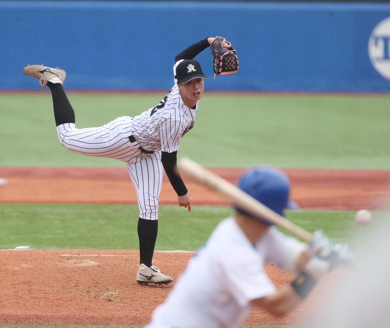 青学大対亜大　7回から登板したオリックス吉田輝星の弟の吉田大輝（撮影・柴田隆二）