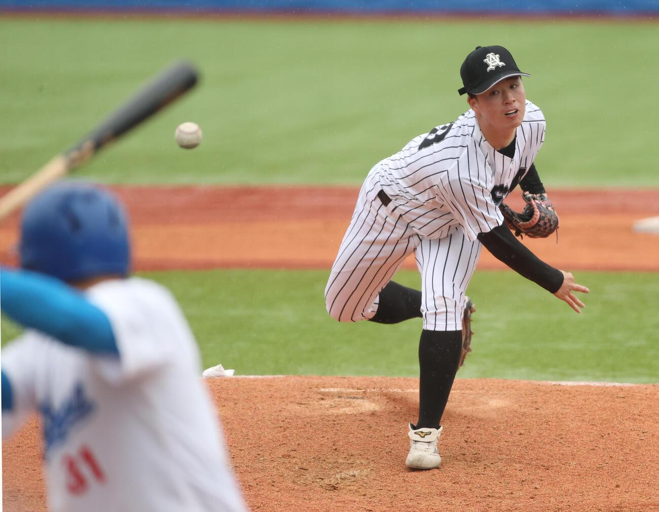 青学大対亜大　7回から登板したオリックス吉田輝星の弟の吉田大輝（撮影・柴田隆二）