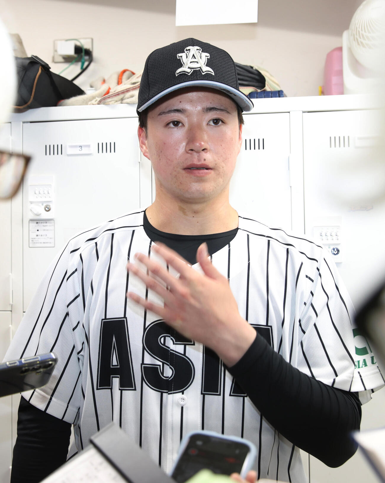 青学大対亜大　7回から登板したオリックス吉田輝星の弟の吉田大輝は会見する（撮影・柴田隆二）