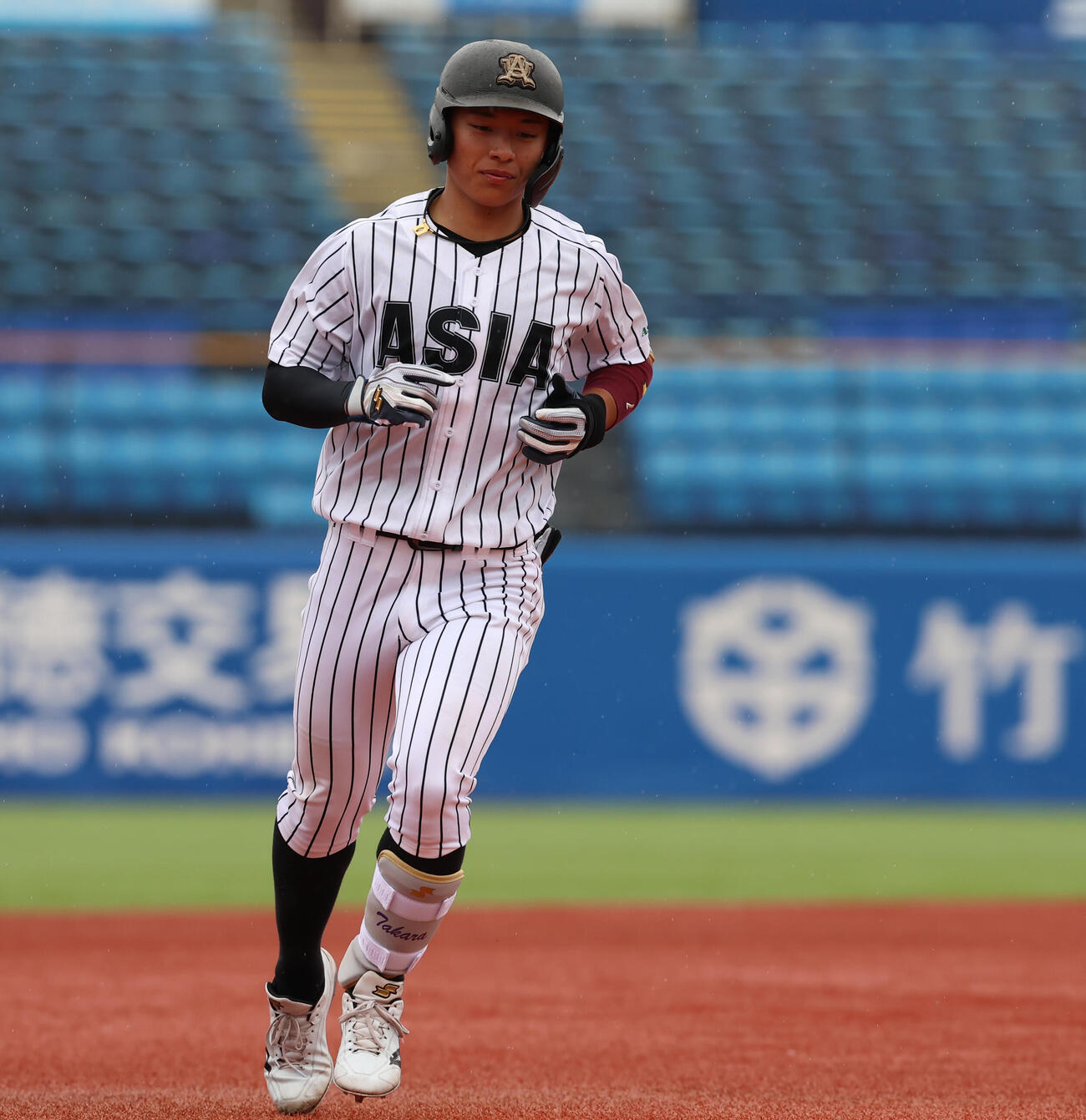 青学大対亜大　8回裏亜大1死一塁、2点本塁打を放ちダイヤモンドを回る山里（撮影・水谷安孝）