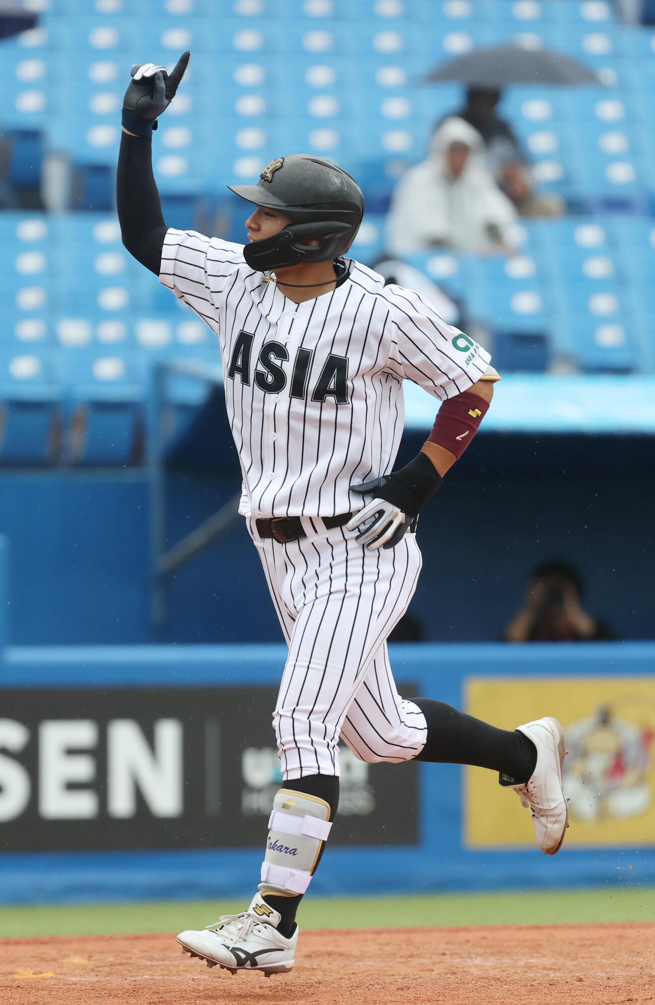 青学大対亜大　8回裏亜大1死一塁、山里は左越えに本塁打を放ち生還する（撮影・柴田隆二）