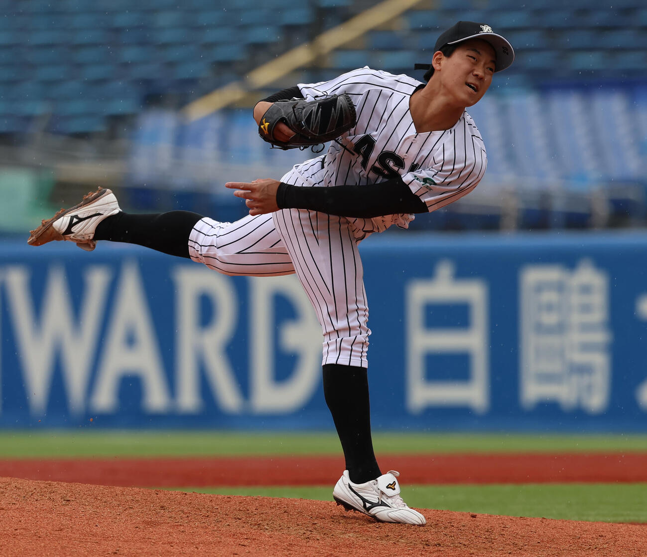 青学大対亜大　8回から登板し力投する亜大・渡辺走（撮影・水谷安孝）