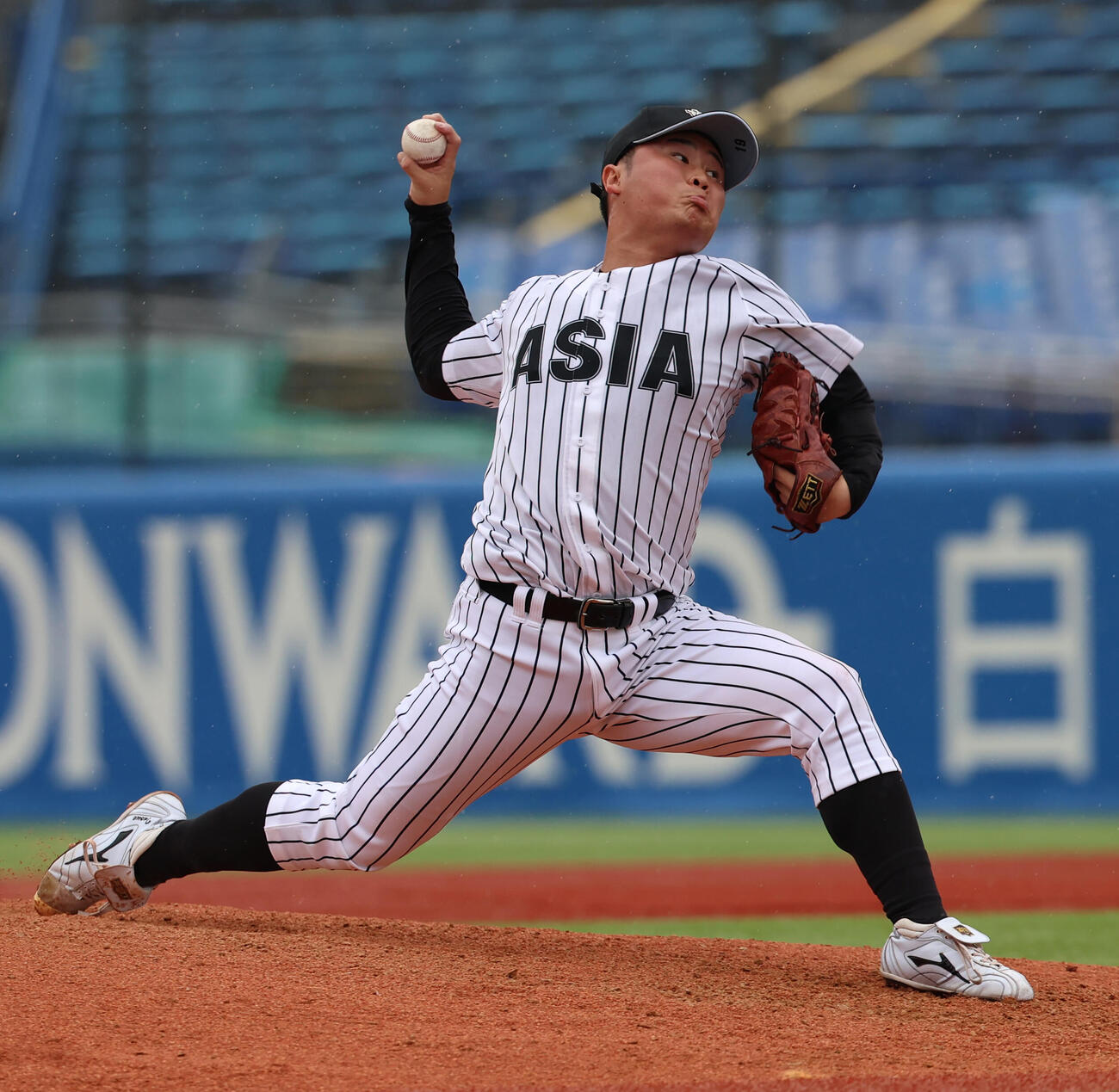 青学大対亜大　9回から登板した亜大・井上（撮影・水谷安孝）＝2026年4月7日