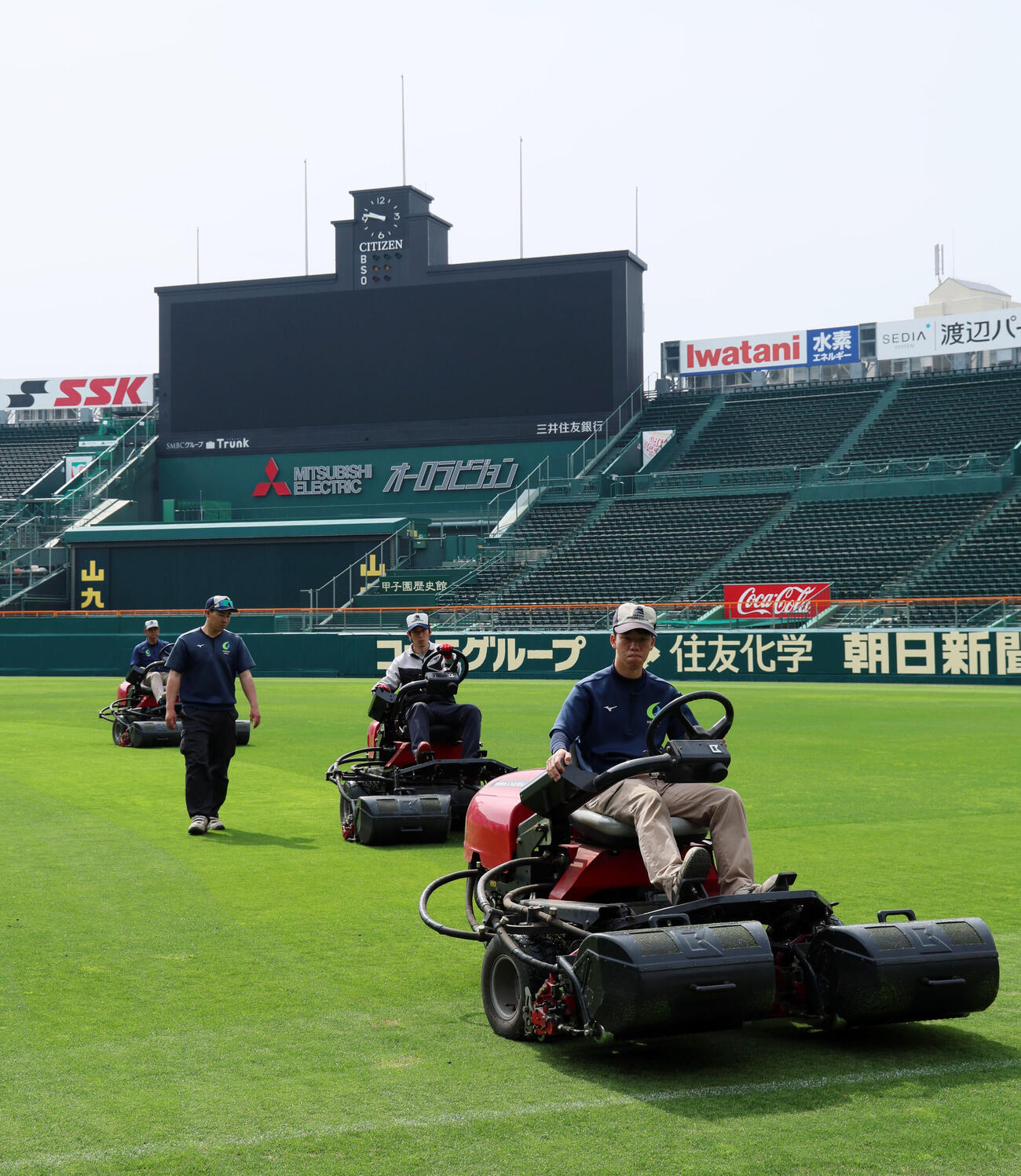 外野の芝を刈る阪神園芸のグラウンドキーパー（26年4月撮影）