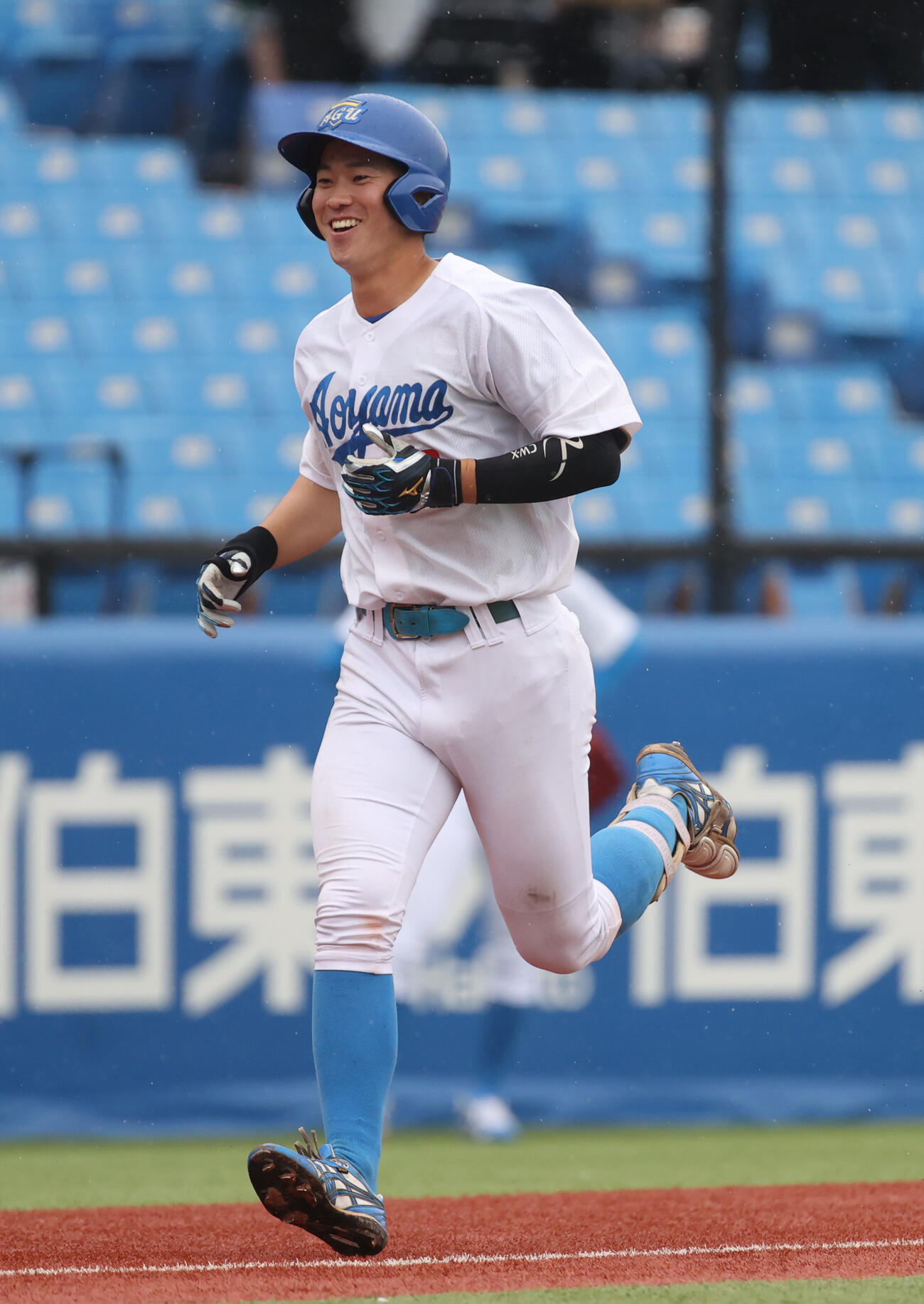 青学大対亜大　9回表青学大2死満塁、中山は左越えに満塁本塁打を放ち生還する（撮影・柴田隆二）
