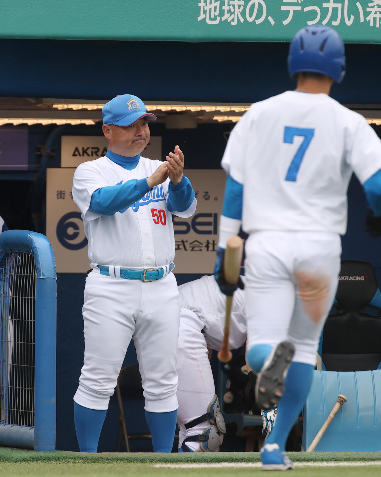青学大対亜大　得点に手をたたく青学大・安藤監督（撮影・柴田隆二）