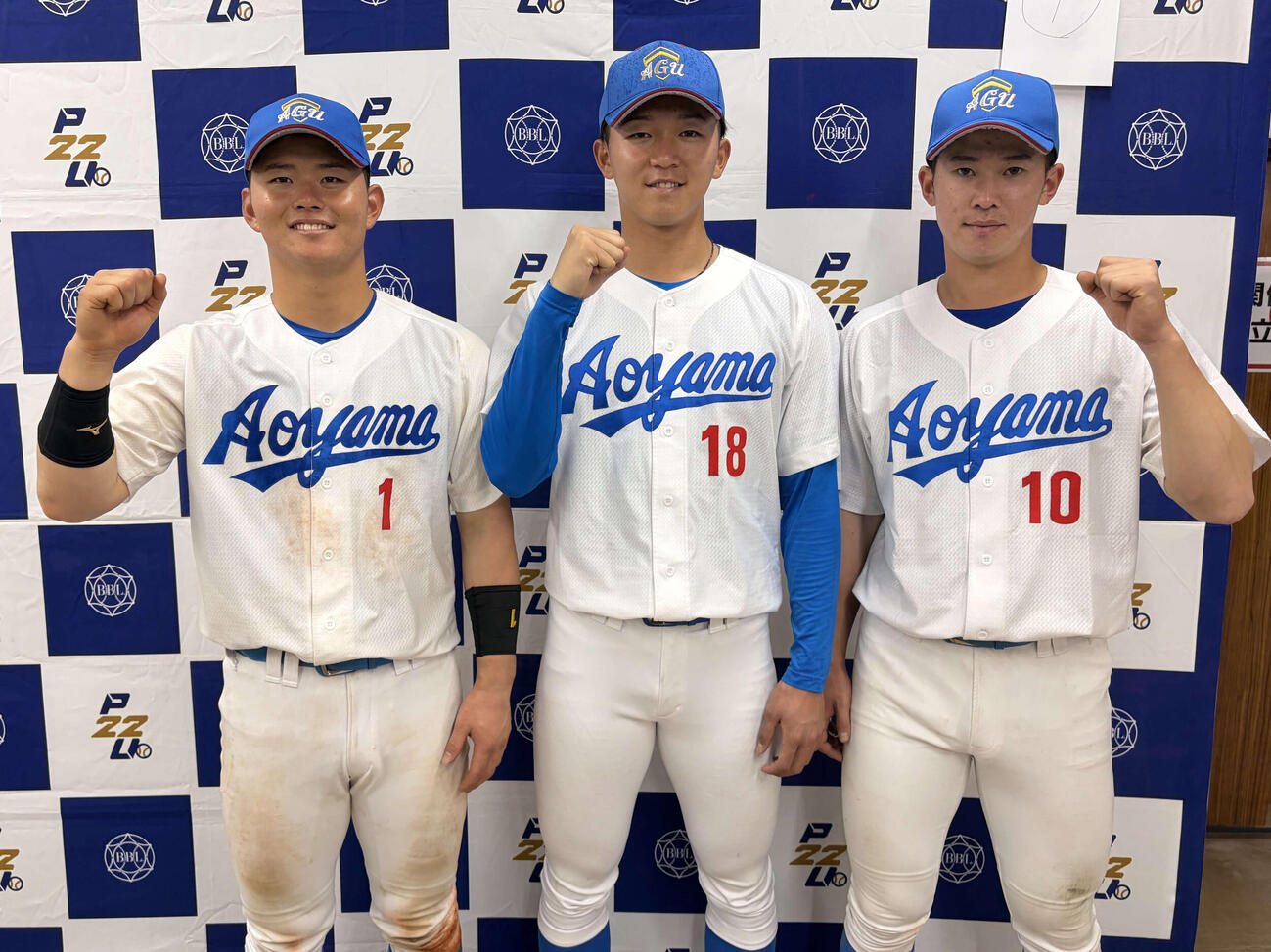 リーグ初の7連覇へ向け好発進しガッツポーズを見せる（左から）青学大の渡部、鈴木、中山（撮影・保坂淑子）