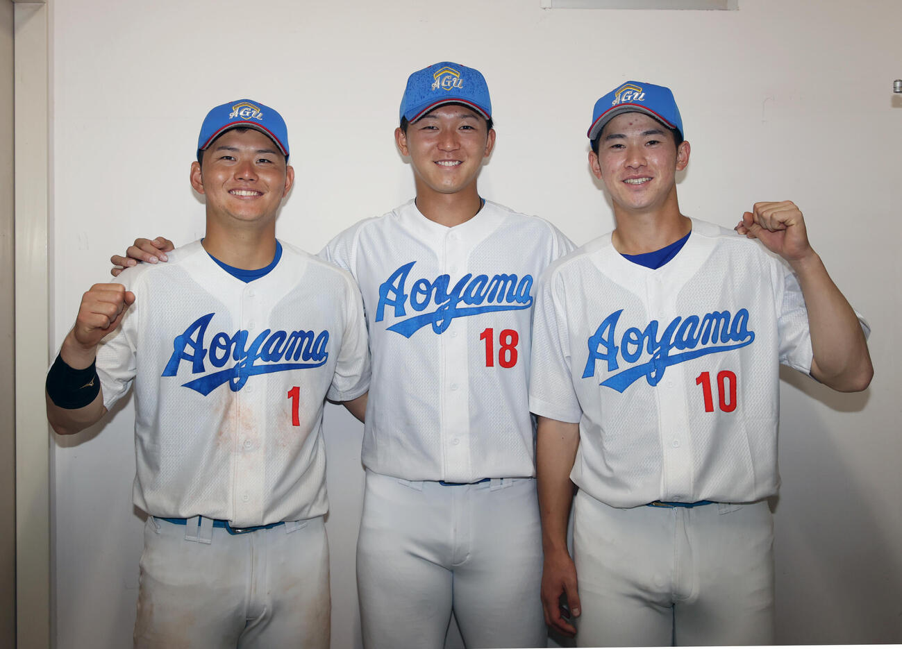 青学大対亜大の開幕戦に勝利した、左から青学大・渡部、鈴木、中山はガッツポーズする（撮影・柴田隆二）