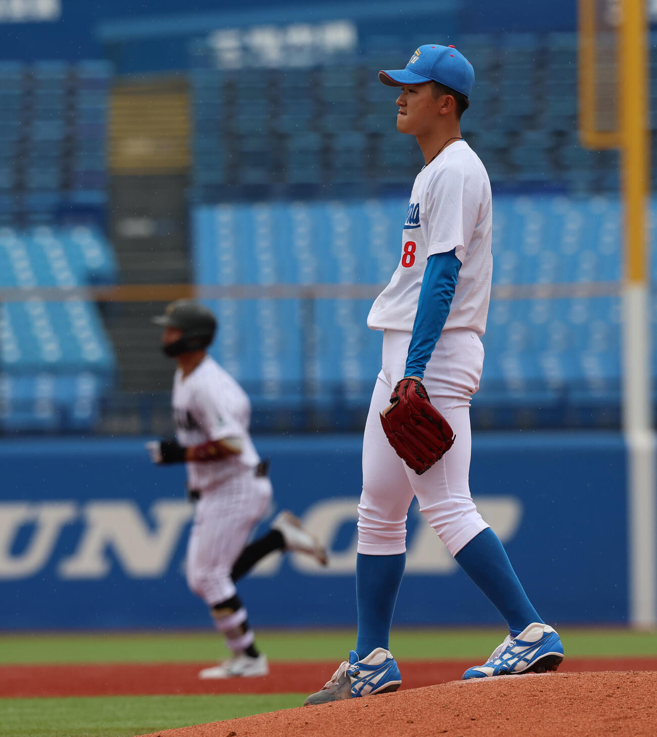 青学大対亜大　8回裏亜大1死一塁、2点本塁打を山里に浴び悔しがる鈴木（撮影・水谷安孝）