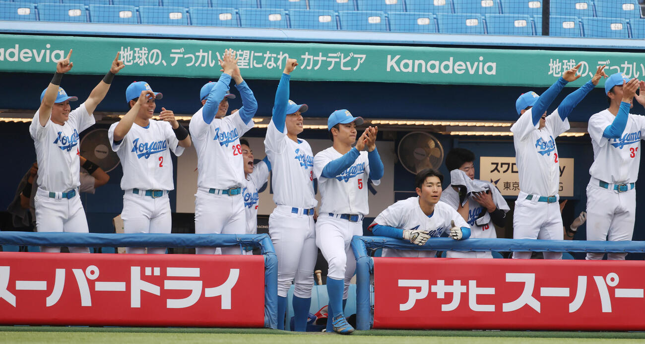 青学大対亜大　2回表青学大1死三塁、山口の適時二塁打で喜ぶナイン（撮影・柴田隆二）