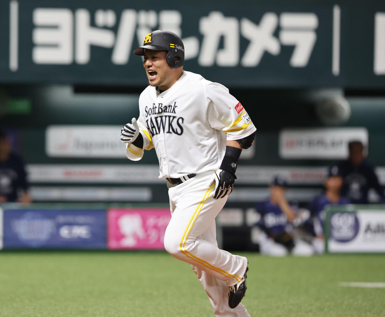 ソフトバンク対西武　2回裏ソフトバンク無死、山川は左越えに同点本塁打を放ち笑顔を見せる（撮影・梅根麻紀）