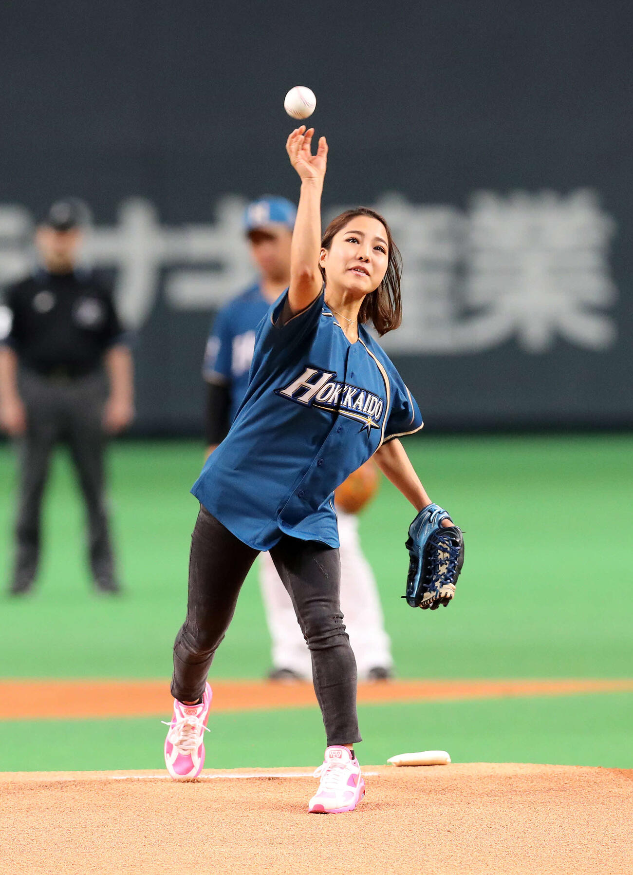 2018年4月1日、日本ハム－西武戦で始球式をする高梨沙羅