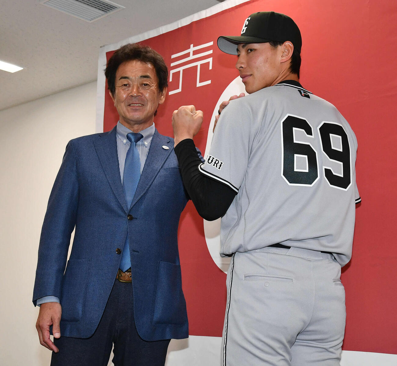 支配下登録会見で水野編成本部長（左）と新しい背番号の69を見せる巨人平山（撮影・岩下翔太）