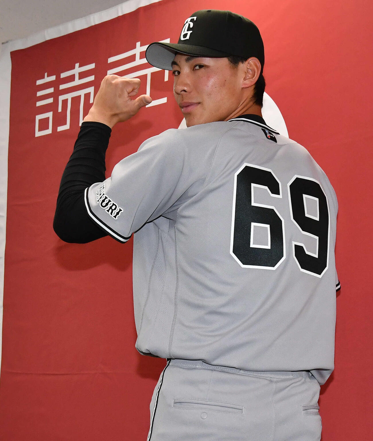 支配下登録会見で新しい背番号の69を見せる巨人平山（撮影・岩下翔太）