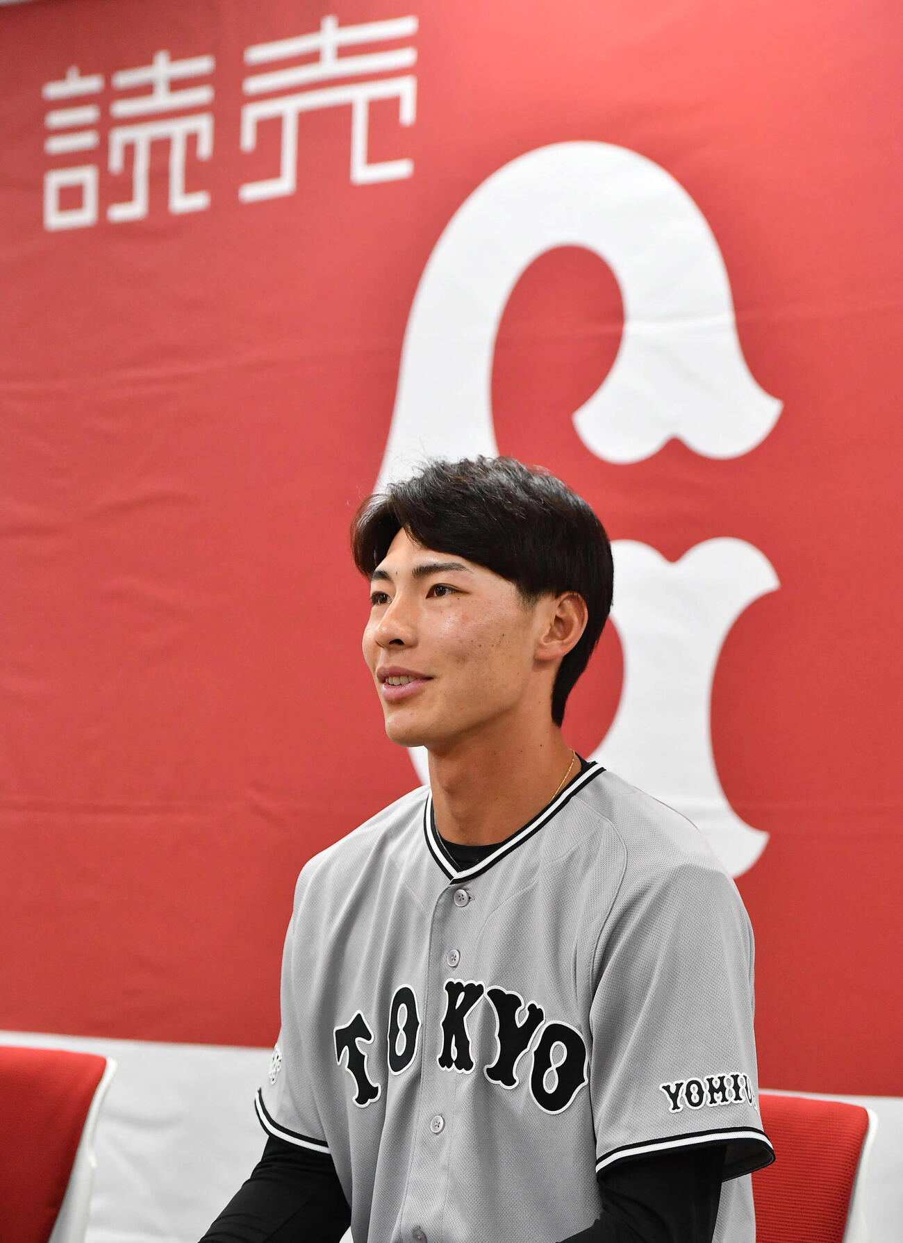支配下登録会見で笑顔を見せる巨人平山（撮影・岩下翔太）