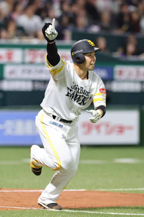 動画】ソフトバンク近藤健介が勝ち越し2ラン 低めをすくい上げファン