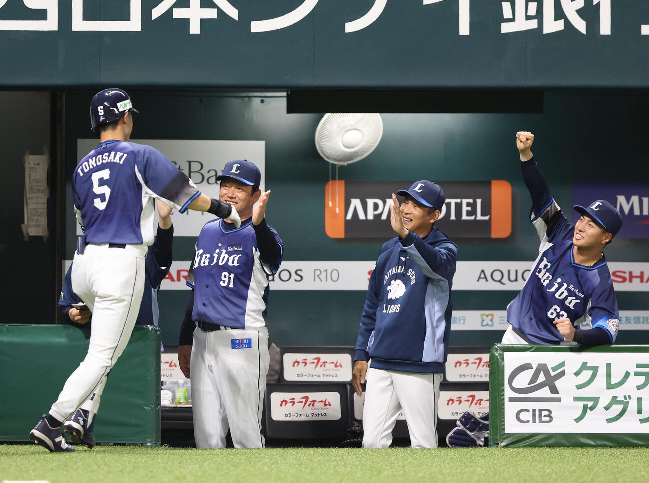 ソフトバンク対西武　4回表西武無死二塁、外崎は左越えに同点となる2点本塁打を放ち西口監督に出迎えられる、右から2人目（撮影・梅根麻紀）