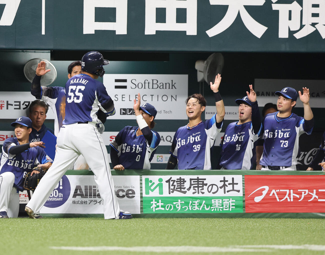 ソフトバンク対西武　5回表西武1死二塁、仲三は右中間に2点本塁打を放ちベンチのナインとハイタッチ（撮影・梅根麻紀）