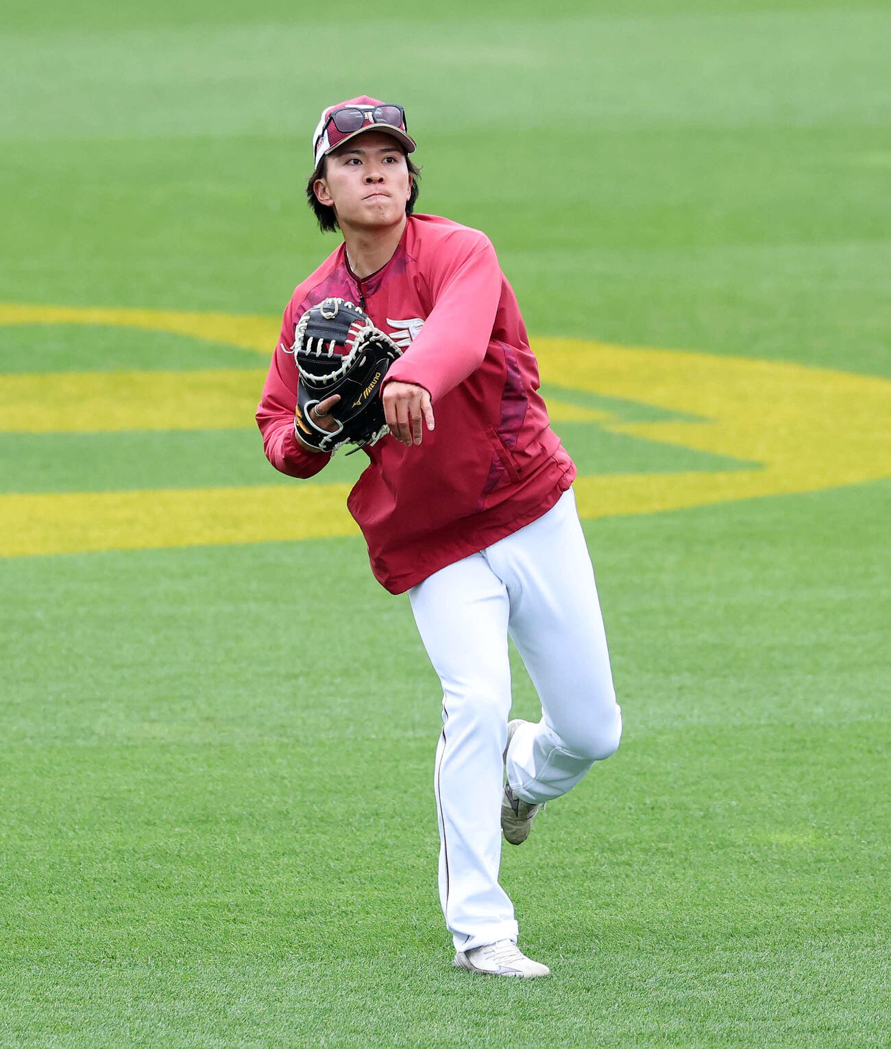 楽天対日本ハム　キャッチボールする楽天早川（撮影・鈴木正人）　