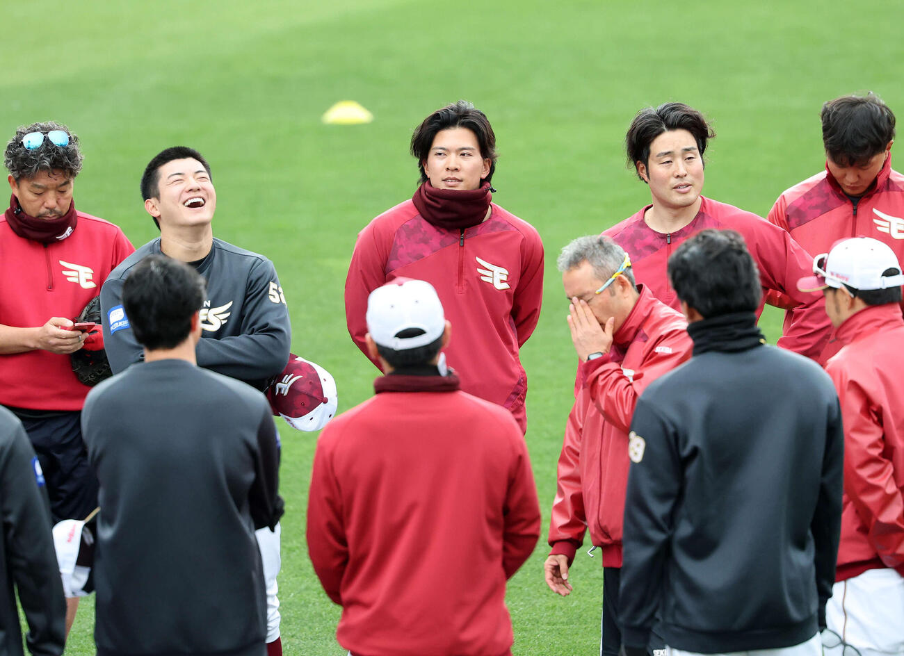 楽天対日本ハム　練習前、ミーティングに参加する楽天早川（中央）（撮影・鈴木正人）　
