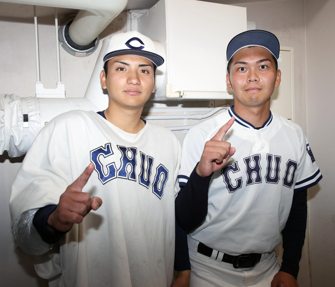 国学院大対中大　勝利した中大・東恩納（左）と平井はポーズを決める（撮影・柴田隆二）