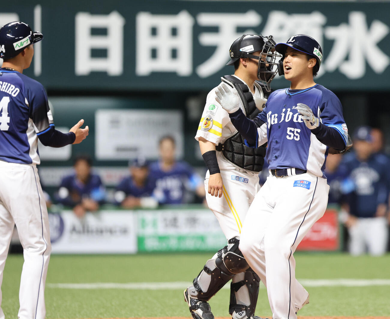 ソフトバンク対西武　5回表西武1死二塁、仲三は右中間に2点本塁打を放ち笑顔（撮影・梅根麻紀）