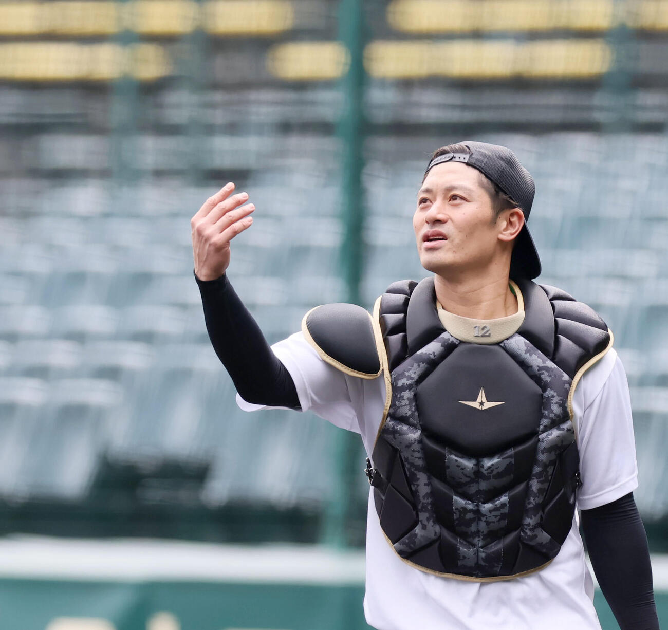 阪神対ヤクルト　ノック受ける阪神坂本（撮影・加藤哉）