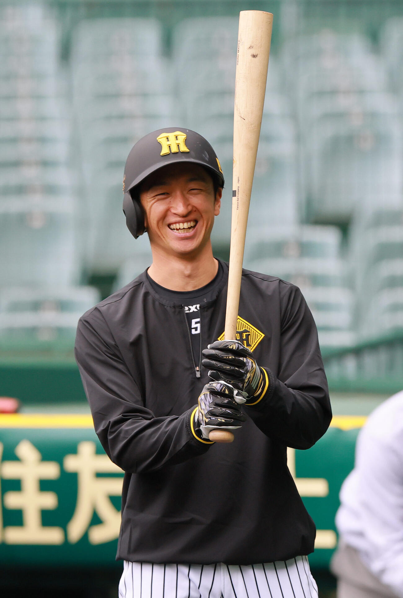 阪神対ヤクルト　試合前の練習でリラックスした表情を見せる阪神近本（撮影・上山淳一）