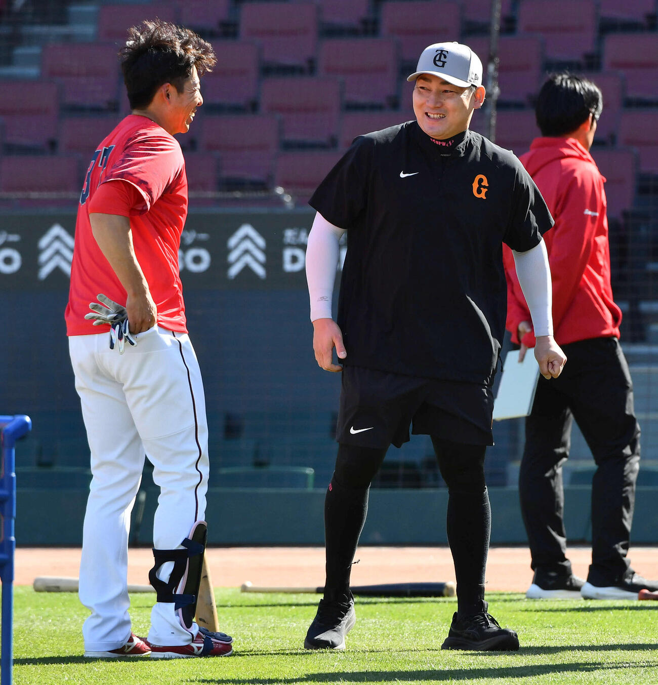広島対巨人　試合前、広島野間（左）と談笑する巨人丸（撮影・岩下翔太）