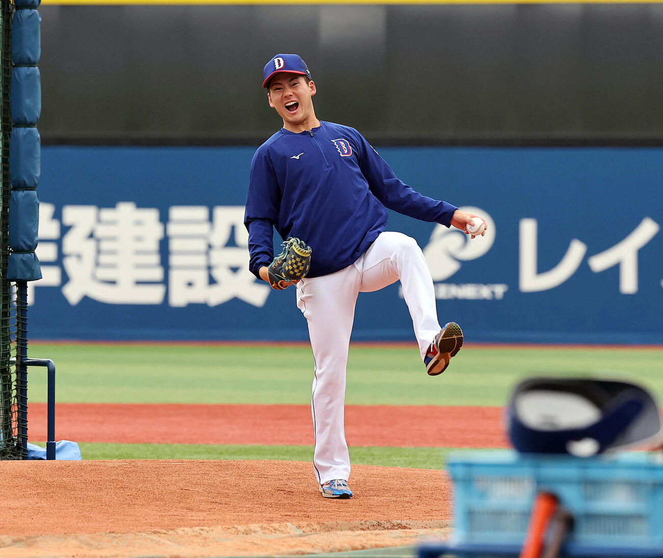 試合前にマウンドを確認した際にほえる中日金丸（撮影・野上伸悟）