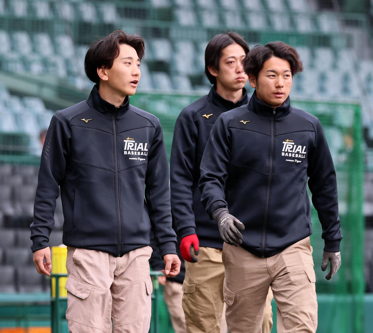 阪神対ヤクルト　新調されたウエアを着る阪神園芸のスタッフ（撮影・加藤哉）