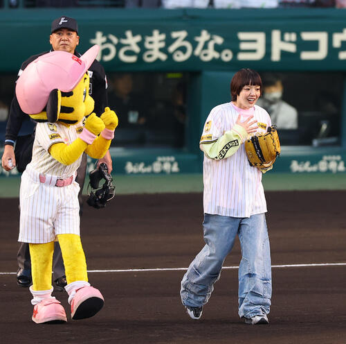 阪神】あいみょんが始球式に登場 甲子園開幕戦に花を添えるノー