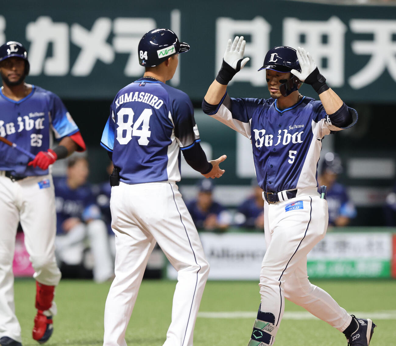 ソフトバンク対西武　4回表西武無死二塁、外崎は左越えに同点となる2点本塁打を放ち熊代コーチとハイタッチ（撮影・梅根麻紀）