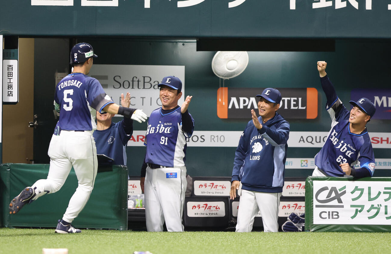 ソフトバンク対西武　4回表西武無死二塁、外崎は左越えに同点となる2点本塁打を放ち西口監督に出迎えられる、右から2人目（撮影・梅根麻紀）